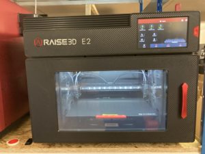 Raise3D E2 3D-tulostin verstaalla