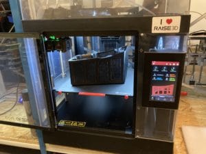 Raise3D Pro 3 3D-tulostin käytössä