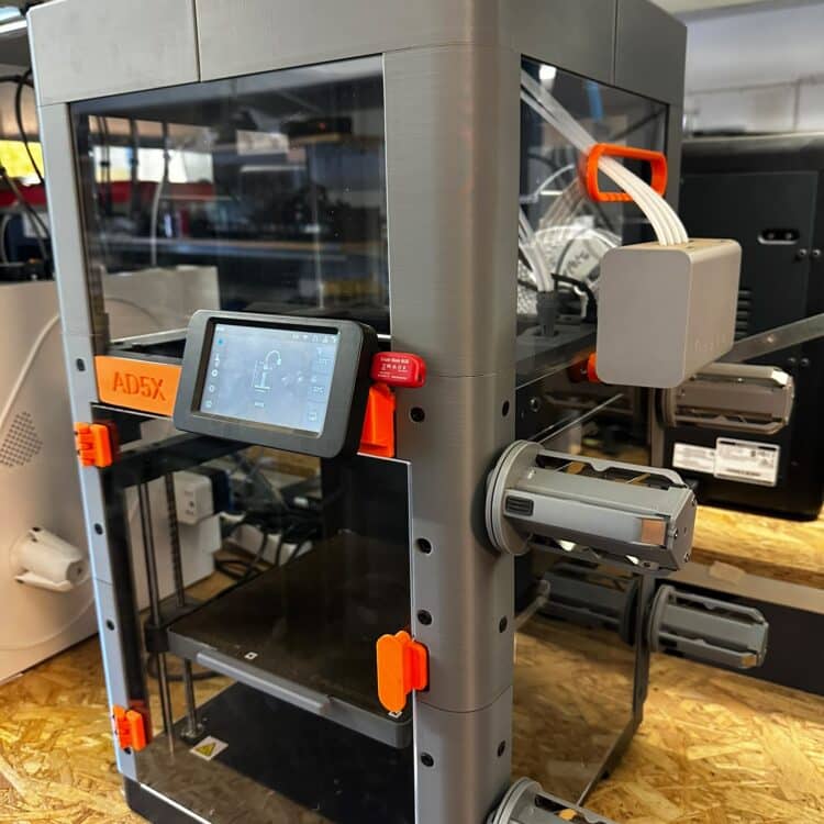 Flashforge AD5X 3D-tulostin esittelylaite