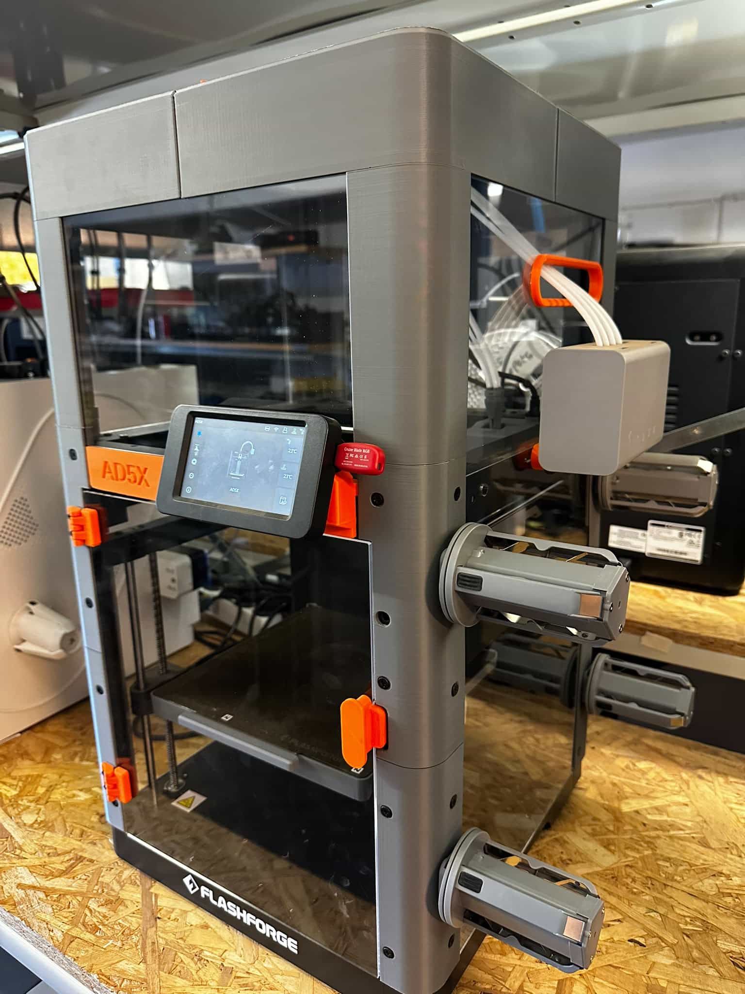 Flashforge AD5X 3D-tulostin esittelylaite